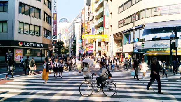 大きな交差点をまっすぐ進む