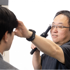 患者様を診察する院長