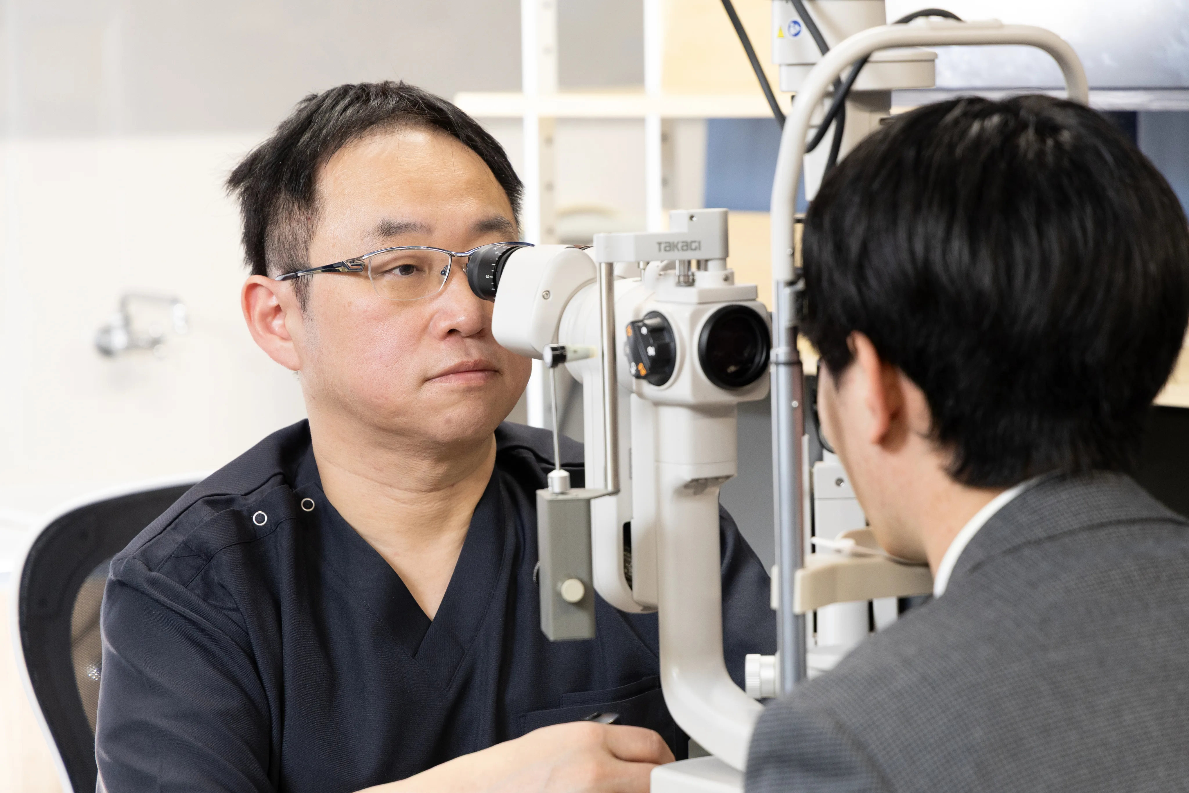 診察を行う大沢眼科の院長